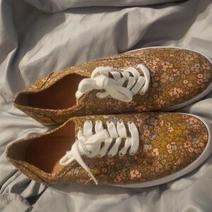 Universal thread sneakers